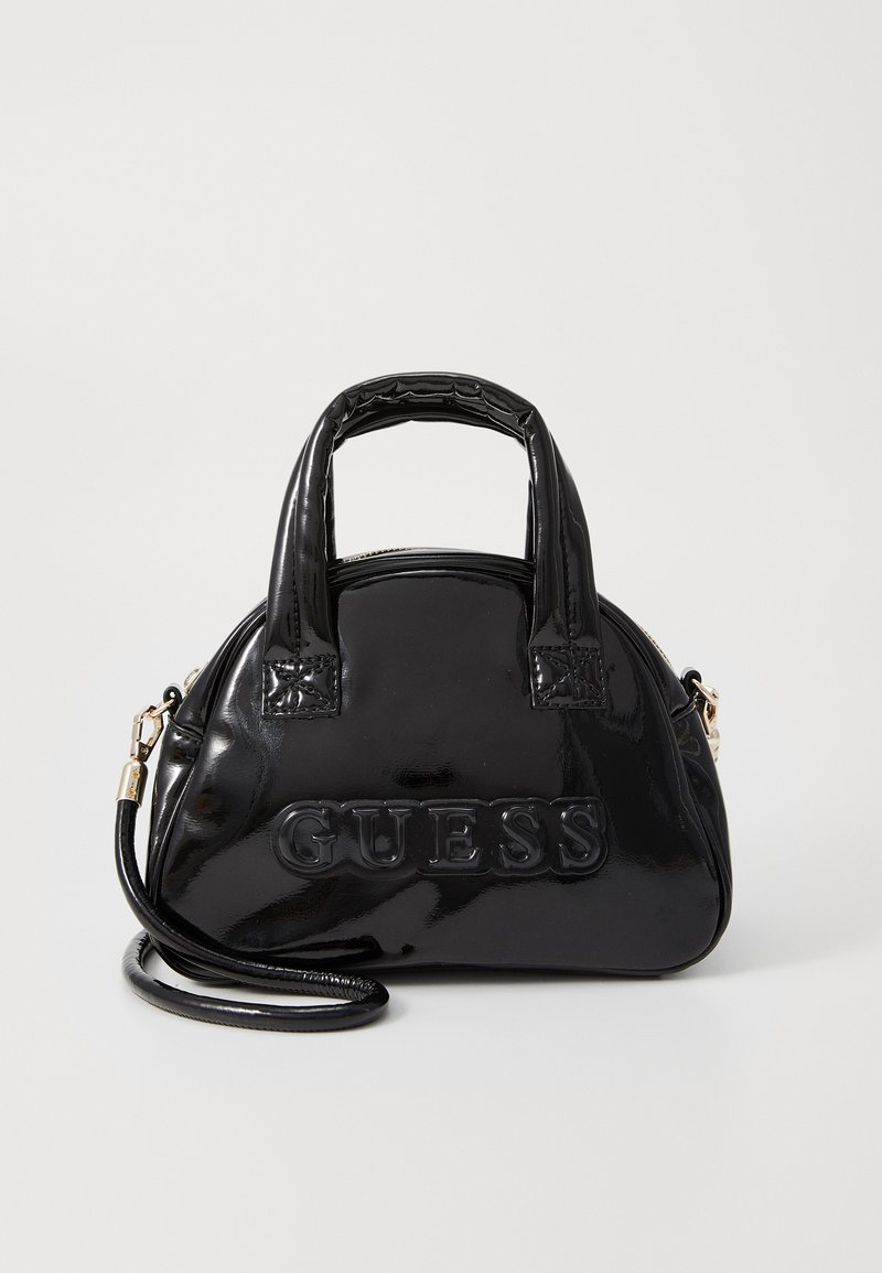 Schwarze Lackleder-Handtasche mit runder Form, oberen Tragegriffen und einem abnehmbaren Schulterriemen. Verfügt über das eingeprägte "GUESS"-Logo.