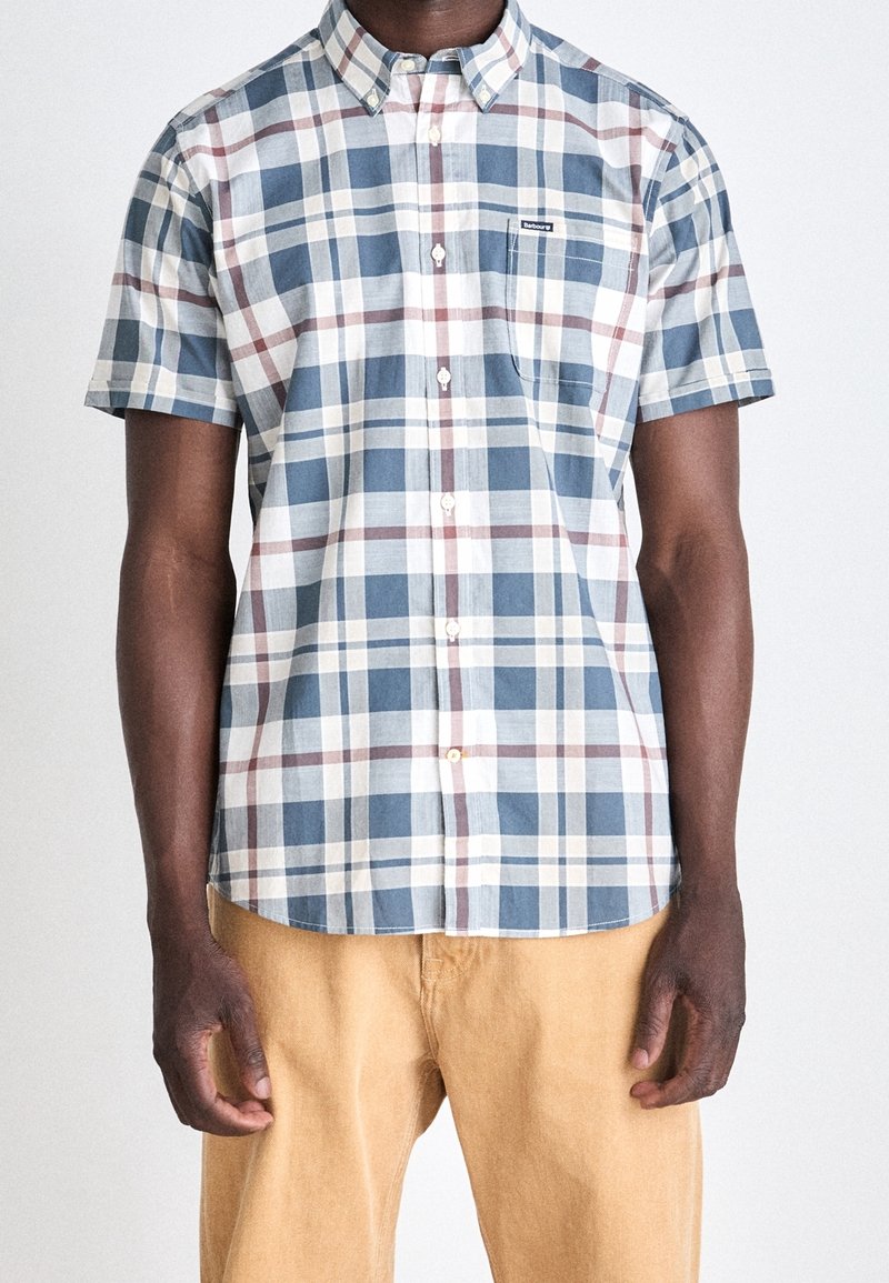 Koszula z krótkim rękawem, zapinana na guziki, w niebieską, białą i bordową kratkę. Posiada kieszeń na piersi oraz zaokrąglony dół, wykonana z lekkiego materiału.