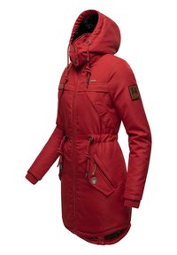 Veste parka rouge avec une capuche à cordon, des fermetures éclair et des boutons, deux poches avant, des poignets côtelés et un fini en tissu texturé.