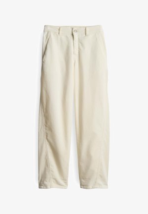 Pantaloni bianchi in cotone con vestibilità dritta, dotati di passanti per cintura, tasche frontali e chiusura con bottone. Texture liscia e linee pulite.