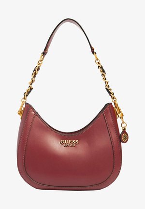 Sac à bandoulière en cuir rouge au design incurvé, avec une sangle chaîne dorée et le logo embossé "GUESS EST. 1981" sur le devant. Texture lisse.