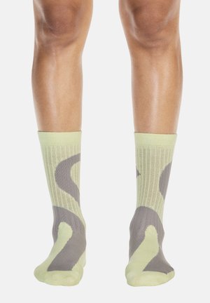 Helerohelised sokid halli keerise mustriga, soonilise tekstuuriga, pahkluu pikkused ja tugevdatud kandadega, sobivad igapäevaseks kandmiseks.