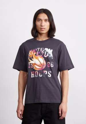 BASKETBALL ON FIRE TEE - Print T-shirt - washed black