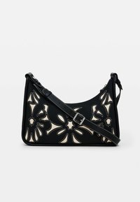 Borsa crossbody nera con design floreale a intaglio crema, caratterizzata da una superficie testurizzata, una tracolla regolabile e dettagli di cucitura a contrasto.