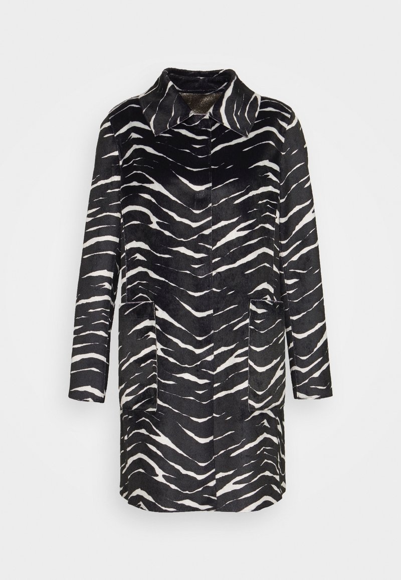 Cappotto a righe zebrate in bianco e nero con collo a camicia, maniche lunghe e due tasche frontali. Texture morbida e design a lunghezza media.