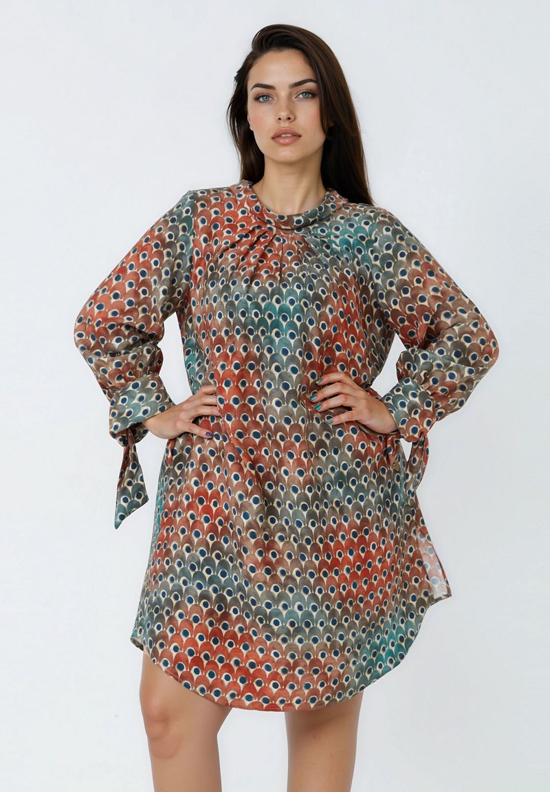 Vloeiende, multicolore jurk in aardetinten met een patroon van ovale vormen. Heeft lange mouwen en strikaccenten bij de manchetten.