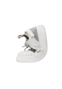 Weiße und graue High-Top-Sneaker mit einem Klettverschluss und Schnürsenkeln, ausgestattet mit einer Gummisohle und auffälligen Nähten.