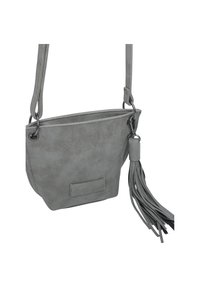 Borsa a tracolla grigia in ecopelle con superficie testurizzata, tracolla regolabile e dettaglio decorativo con nappina sul lato.