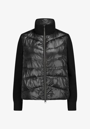 Schwarze ärmellose Daunenjacke mit gestepptem Vorderteil und Strickärmeln, ausgestattet mit einem hohen Kragen und einem Reißverschluss. Glatte, glänzende Textur.