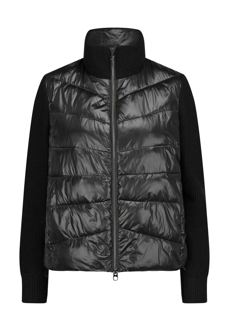 Schwarze ärmellose Daunenjacke mit gestepptem Vorderteil und Strickärmeln, ausgestattet mit einem hohen Kragen und einem Reißverschluss. Glatte, glänzende Textur.