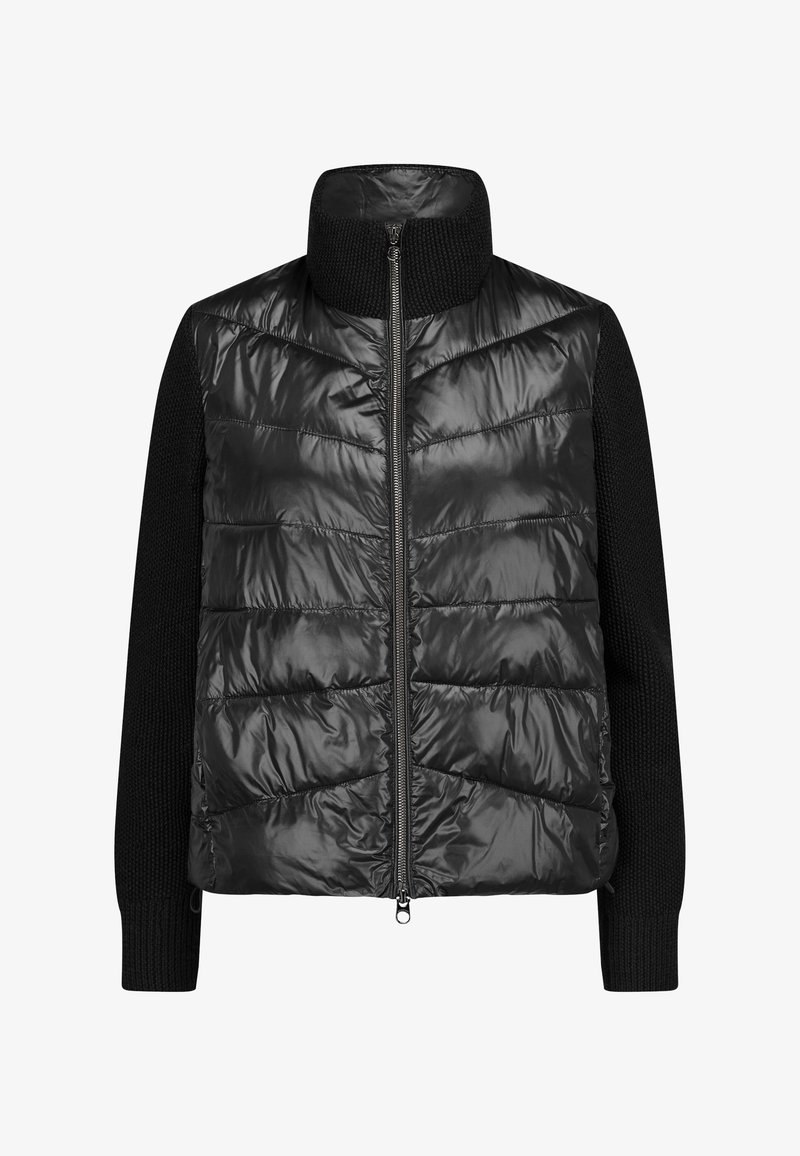 Schwarze ärmellose Daunenjacke mit gestepptem Vorderteil und Strickärmeln, ausgestattet mit einem hohen Kragen und einem Reißverschluss. Glatte, glänzende Textur.