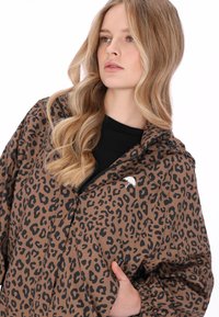 Leopardikuosinen takki ruskean ja mustan sävyissä, jossa vetoketjullinen suljenta, huppu ja joustavat hihansuut. Valmistettu kevyestä, teksturoidusta kankaasta.