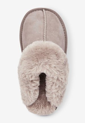 Grijze suède slipper met een pluizige beige nepbont kraag. Heeft een gestikte naad in het midden en een open teenvorm. Overal een zachte textuur.