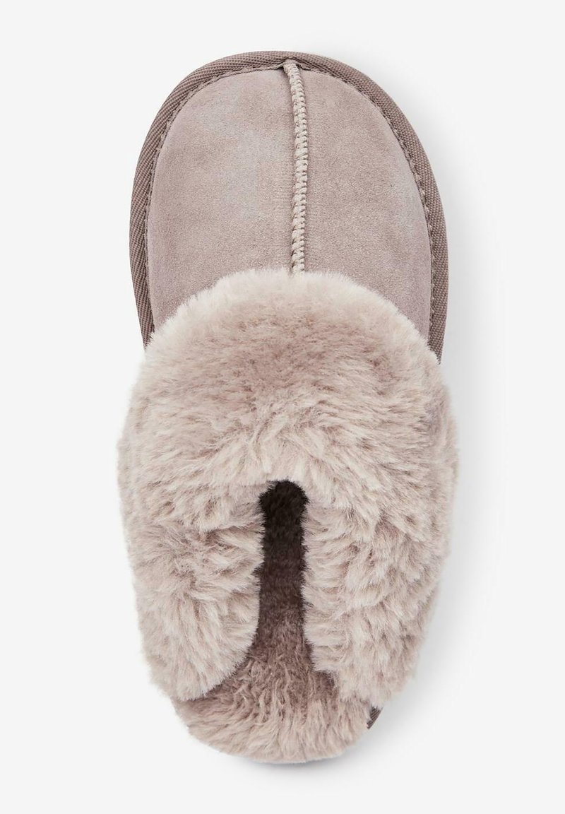 Pantoufle en daim gris avec un col en fausse fourrure beige duveteux. Présente une couture centrale et un design à bout ouvert. Texture douce dans l'ensemble.