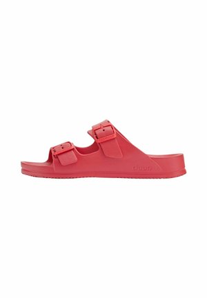 Sandalia roja tipo slide con dos correas ajustables con hebillas y suela plana, diseñada para uso informal.