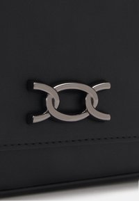 Even&Odd Axelremsväska - black