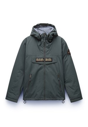 Donkergroene gewatteerde jas met capuchon gemaakt van lichtgewicht, waterdicht materiaal. Bevat twee voorzakken met rits en een opvallende borstlogo-patch.