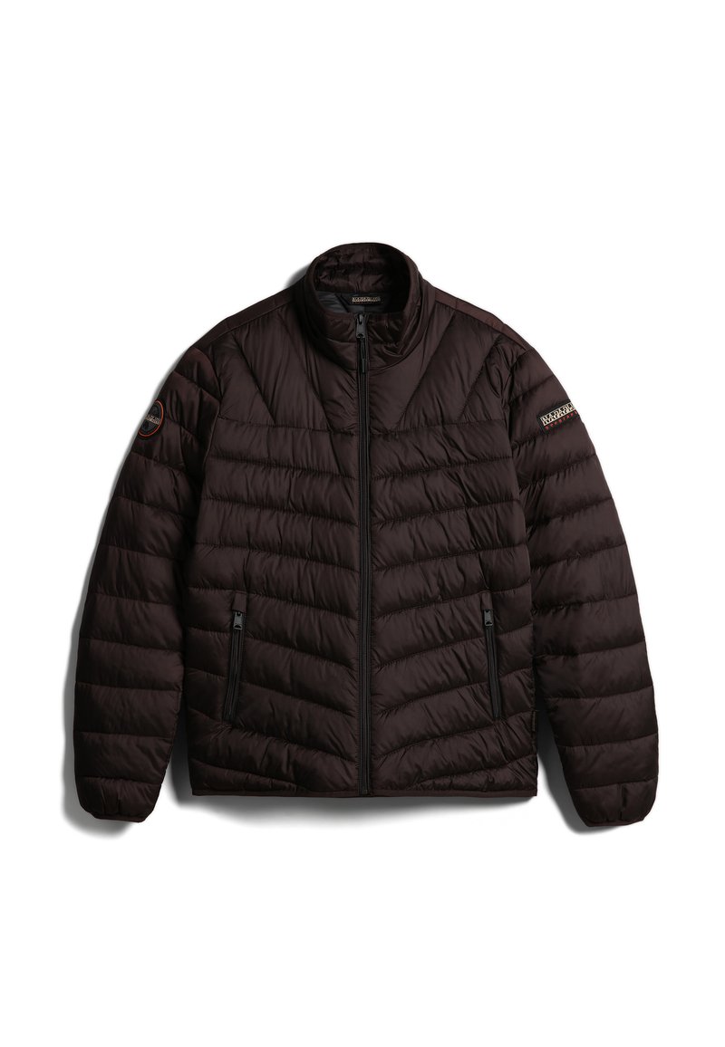 Braune Pufferjacke mit hohem Kragen, diagonalen Nähten, seitlichen Reißverschlusstaschen und einem Logopatch am linken Ärmel.