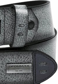 Ceinture grise et noire avec une finition texturée, dotée d'une plaque logo en métal et de détails de couture. Fabriquée en matériau synthétique.