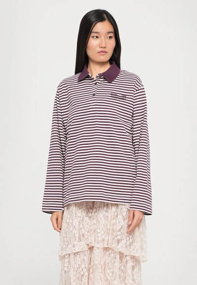 Langarm-Polo-Shirt in Dunkellila mit weißen Horizontalstreifen, ausgestattet mit einem kontrastierenden Kragen und einem kleinen Logo auf der Brust.