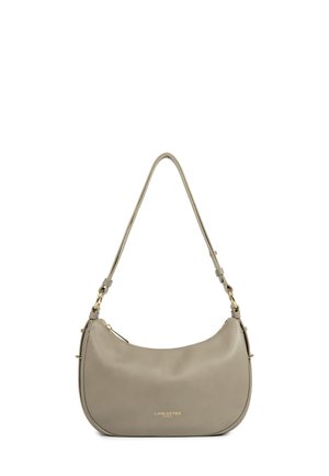 Borsa a spalla in pelle beige con forma curva, zip dorata e logo "LANCASTER PARIS" centrato sul davanti.