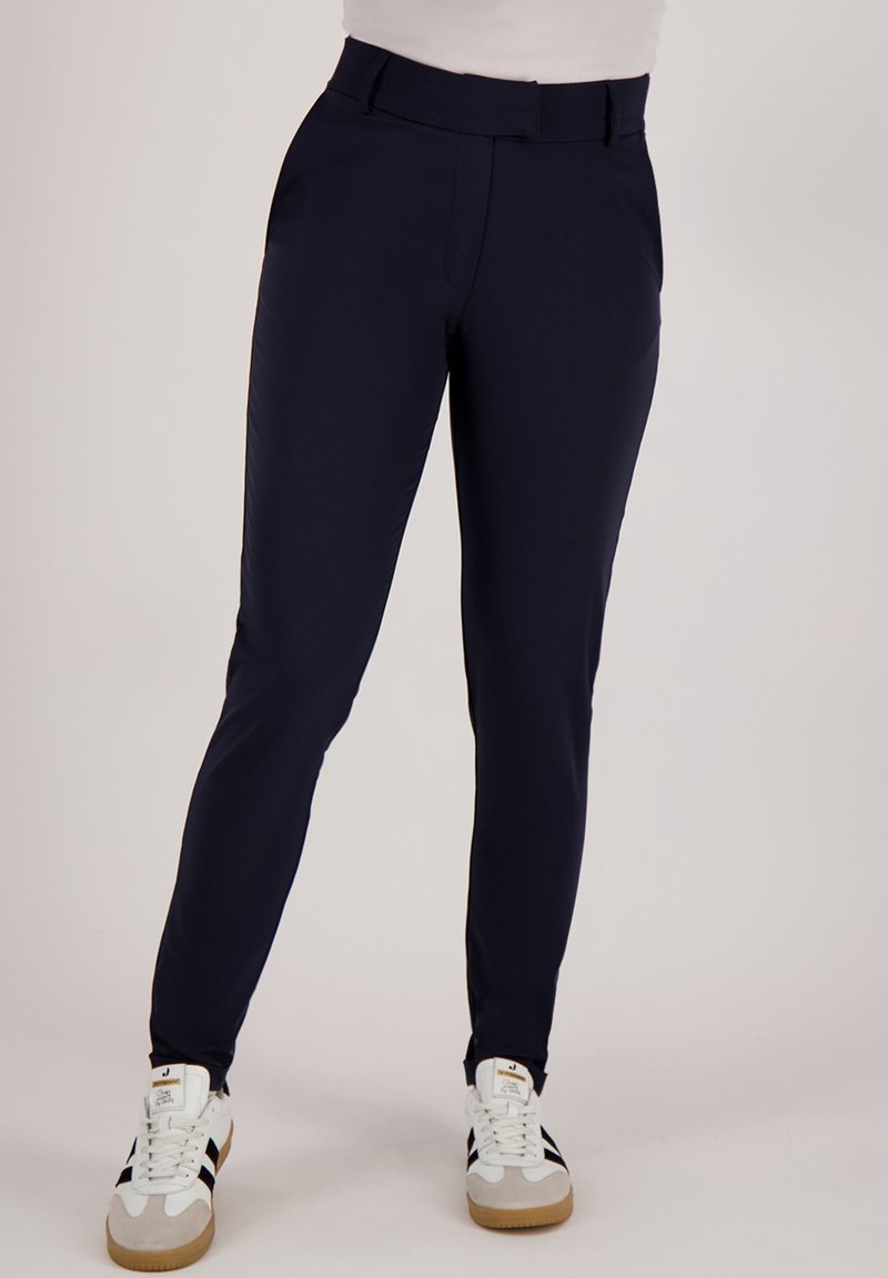 Marineblauwe slim-fit broeken gemaakt van lichtgewicht materiaal, met een gladde textuur, zijzakken en een klassieke taillebandontwerp.