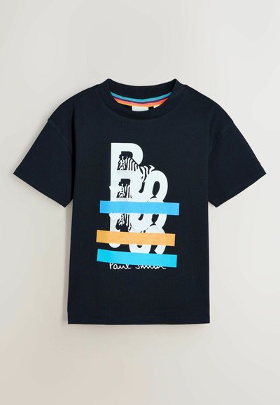 T-shirt en coton bleu marine avec un design graphique comprenant des rayures blanches, bleues et orange. Illustration de zèbre en noir et blanc, étiquette de texte en bas.