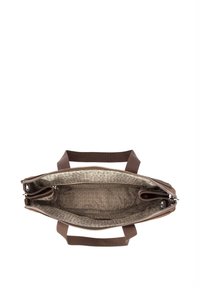 Brun taske med stoftekstur, lynlås og to håndtag. Indvendig har den et gentaget logomønster på en lys baggrund.