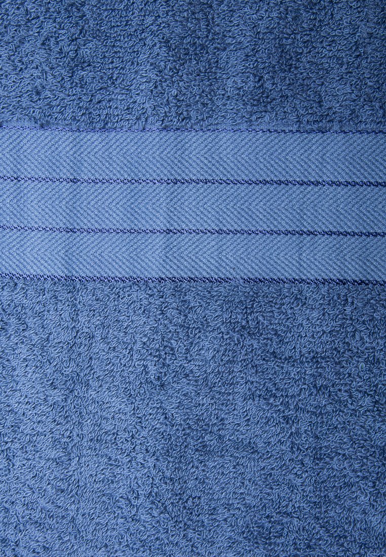 Asciugamano in cotone blu con anelli texture e morbide strisce in un blu più chiaro. Il design è rettangolare con una finitura soffice.