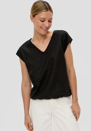 Haut en lin noir avec un décolleté en V, des manches courtes et une coupe décontractée. Texture lisse, design simple, convient pour un style décontracté.