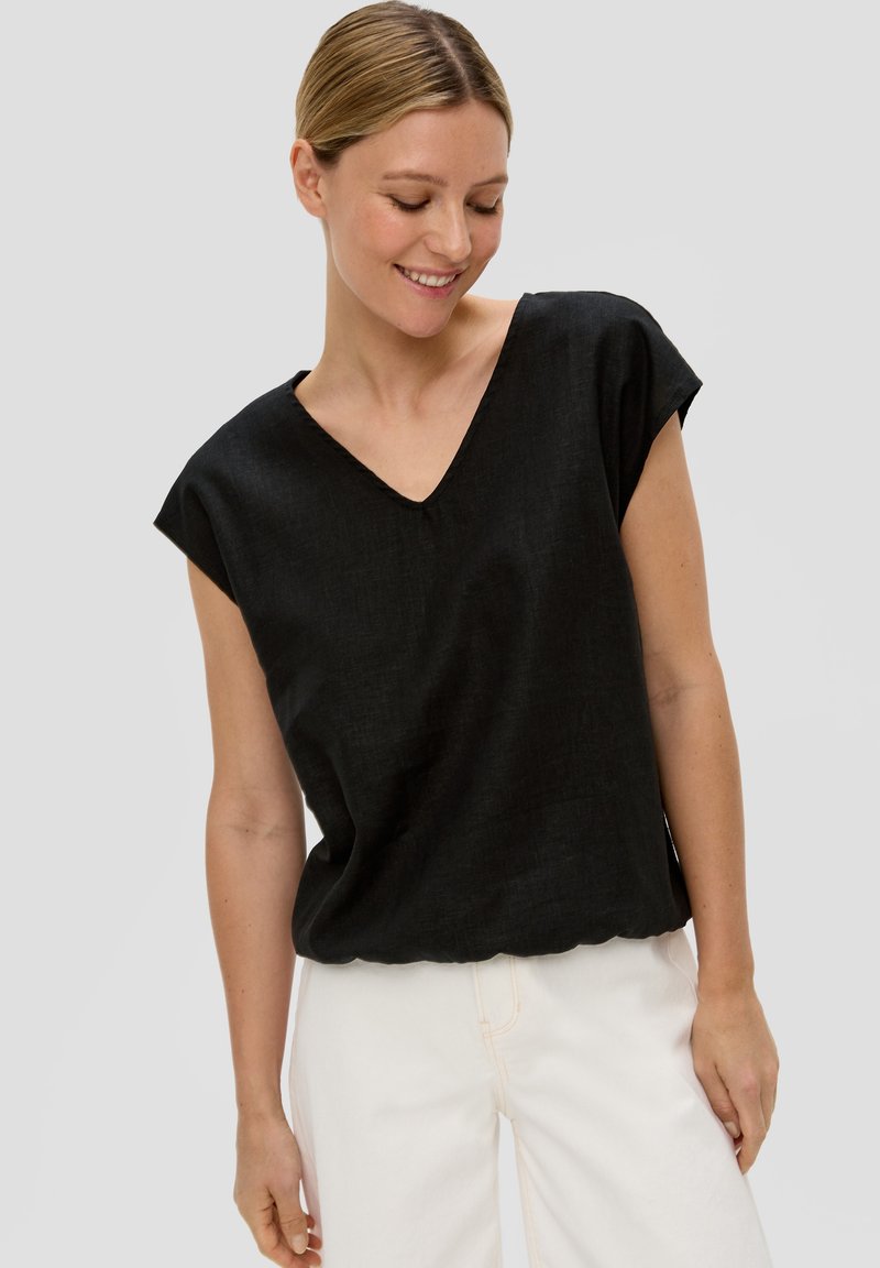 Zwarte linnen top met een V-hals, korte mouwen en een relaxed fit. Heeft een gladde textuur en een eenvoudig ontwerp, geschikt voor casual gebruik.
