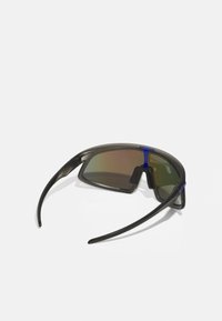 Ochelari de soare sport cu un cadru negru, lentile tintate care afișează culori în gradient și un accent albastru pe punte pentru o fixare sigură.