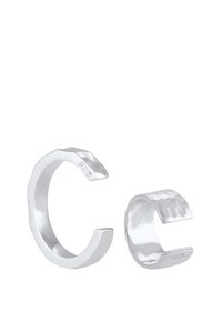 Sølvcuff 925, en med en glat finish, den anden tekstureret med et mønstret design. Begge har en åben silhuet.