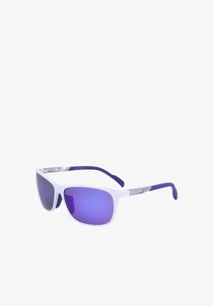 Occhiali da sole con montatura bianca, lenti specchiate viola e terminali delle aste viola, mostrati su sfondo bianco con un leggero angolo.