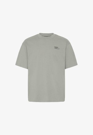 Helehall roostevabast lühikeste varrukatega T-särk, mis on valmistatud puuvillast. Sellel on ümara kaelusega disain ja väike must trükitud logo üla vasakul küljel.