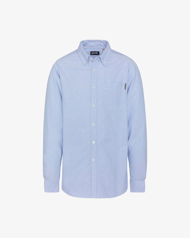 Chemise à manches longues bleu clair en coton, avec un col boutonné, une poche poitrine et une petite étiquette logo sur le côté gauche.