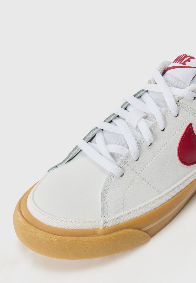 Nike Sportswear COURT LEGACY - Trainers - white/team red/gum  display picture 3