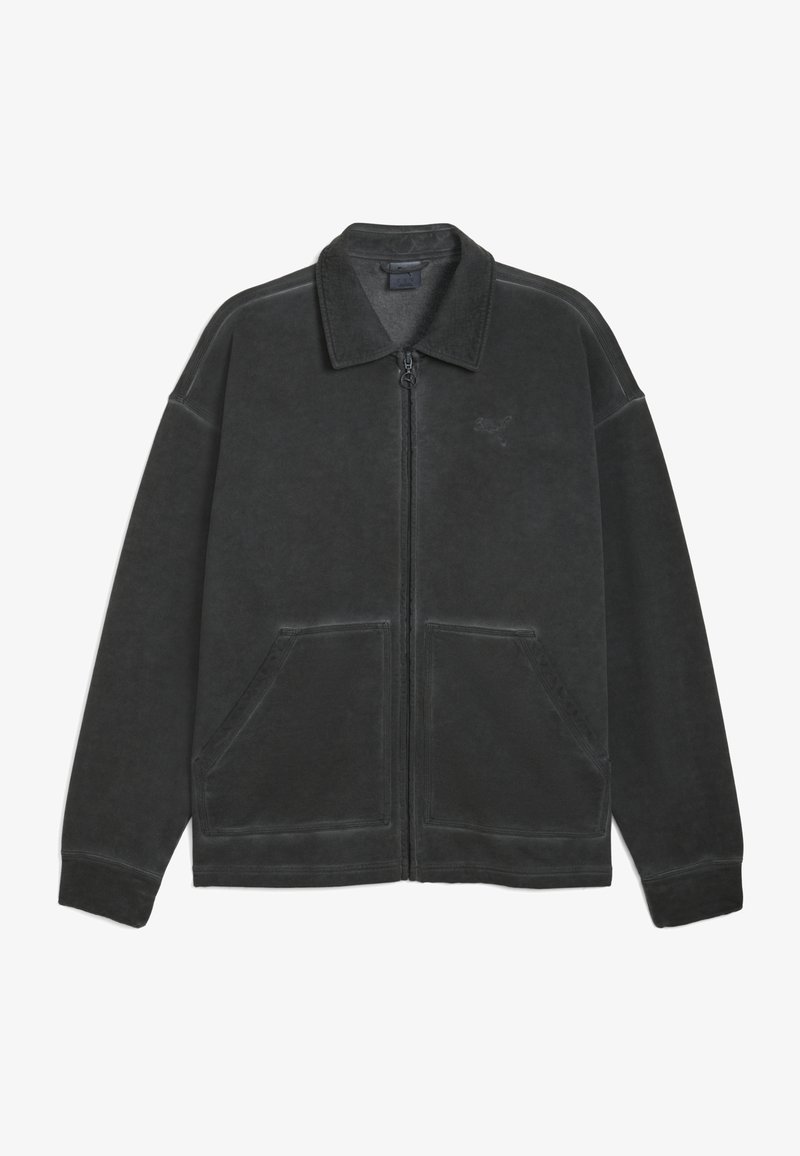 Mørkegrå zip-up jakke lavet af blødt stof. Har en krave, to forlommer og stikninger langs sømmene.
