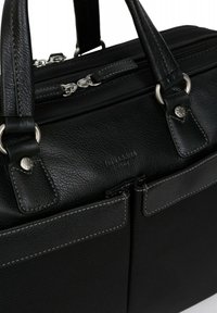 Zwarte leren handtas met zilverkleurige hardware, dubbele ritsen en contrasterende stiksels. Heeft een gestructureerde afwerking en verstevigde handvatten.