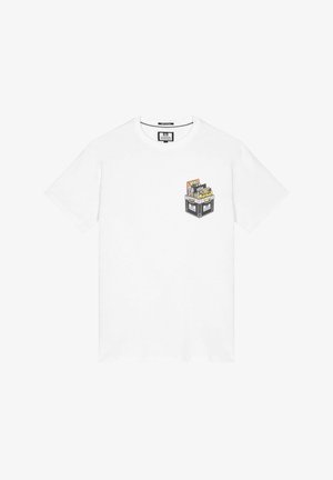 T-shirt bianco in cotone con una grafica che rappresenta una cassa nera riempita con vari oggetti colorati nella zona sinistra del petto. Maniche corte, collo rotondo.