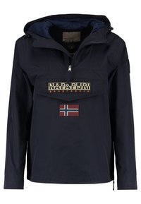 Marineblåt pulloverjakke med hætte, frontlynlås og stort logo-patch. Har et broderet mørkerødt Norge-flag på frontlommen.