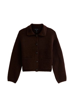 Cardigan tricoté marron foncé avec des manches longues, des boutons sur le devant, deux poches avant et un col pointu.