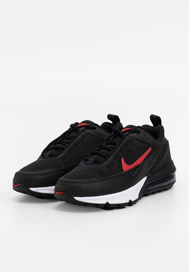 Sneakers Nike Air Max neri e rossi con upper in rete, suola con cuscino d'aria visibile e suola intermedia bianca, angolati per mostrare dettagli laterali e frontali.