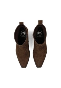 Botas de tobillo de ante marrón con puntera puntiaguda y cremalleras laterales, con una pequeña pestaña en la parte posterior. Logotipo visible en el interior.
