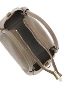 Borsa a tracolla in pelle beige con doppie chiusure a zip, superficie testurizzata, manici lisci e dettagli in metallo dorato. L'interno è di colore scuro.