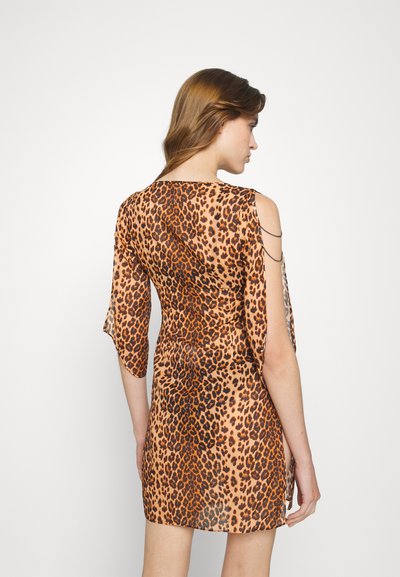 Vestido com padrão de leopardo em tons de laranja e castanho, com bainha curta e mangas abertas. Apresenta detalhes em corrente metálica perto dos ombros. Textura suave.