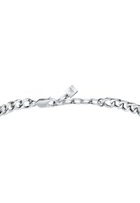 Bracciale in argento con maglie intrecciate, dotato di chiusura a molla e un piccolo dettaglio con logo inciso sulla chiusura.