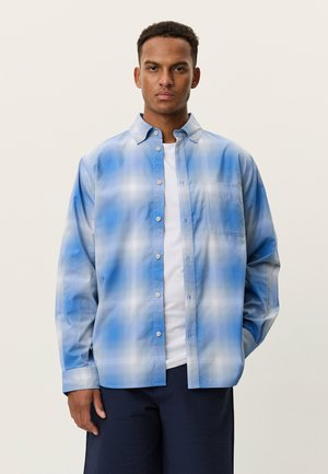 Chemise boutonnée bleu clair à motif à carreaux, avec une poche poitrine et une coupe décontractée. Fabriquée en tissu lisse à la texture douce.