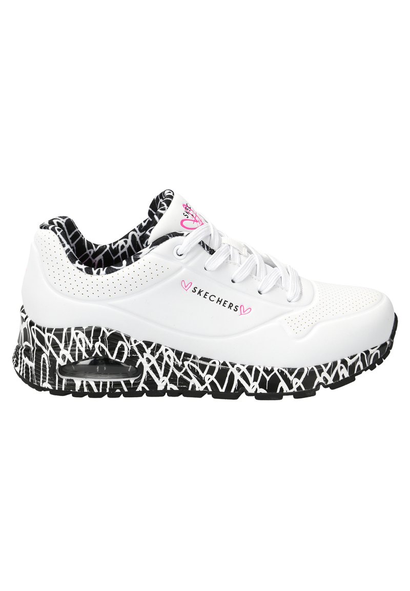 Basket blanc avec une semelle extérieure noire texturée arborant un motif ondulé blanc. L'intérieur présente un design noir et blanc, avec des accents en maille.