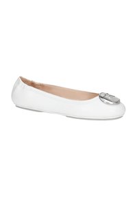 Ballerines blanches en cuir avec un bout rond, présentant un grand accent métallique à l'avant et une doublure rose douce.